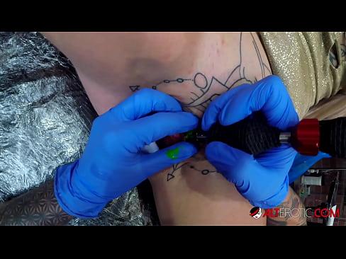❤️ Extremamente tatuada, a brasa Sully Savage fez uma tatuagem no seu clítoris ❤️❌ Porno em pt.pornmega.ru ❌️